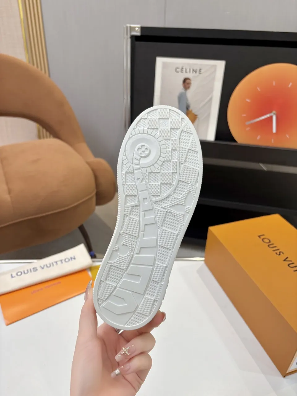 p580🐮🐮 LV couple skate shoes｜Classic jacquard, the ultimate code for a sweet outing! 👫** This pair of shoes is Louis Vuitton's love letter to fashionistas💌 - **classic presbyopic skate shoes**, the perfect choice for couples to go out on the street!  🔸 **Luxury details are a must-have**: Jacquard fabric  🔸 **So comfortable that you don’t want to take it off**: The sheepskin lining is skin-friendly and breathable, warm in autumn and winter without stuffing your feet, refreshing in spring and summer without being sticky, and you can wear it with a high-end feel in all seasons!  🔸 **Steady sense of security**: Non-slip rubber outsole, perfect grip, accompanying you through romantic streets.  **💑 Couple outfit inspiration**: ▪️ For boys, pair with leggings + baseball cap for a trendy street look!  ▪️ Girls can wear short skirts or shark pants, and the sweet and cool style is easy to choose~ **#Louis Vuitton #couple shoes #presbyopia classic** **👉 Click to collect and become the most fashionable CP in the circle of friends with him! ** Fabric: Imported cowhide/classic jacquard fabric Lining: Sheepskin lining Sole: Original rubber sole Size: Women’s size 35-42 (40/41/42 customized) Men’s size 39-45 (39.45 customized)